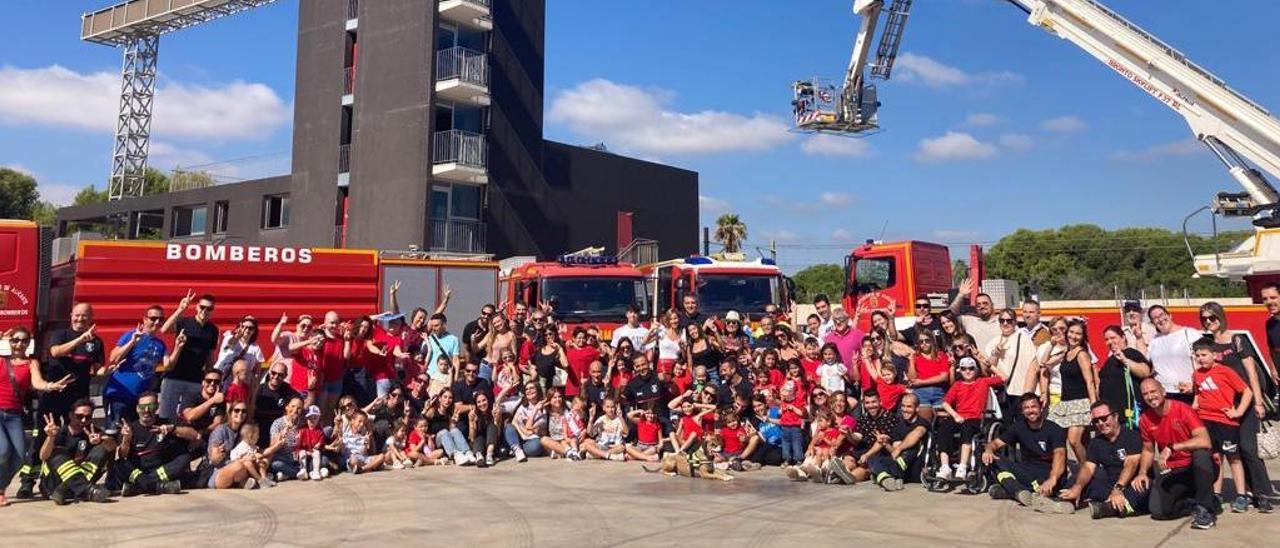 Bomberos de Alicante con los menores del aula hospitalaria este viernes en el Hospital General