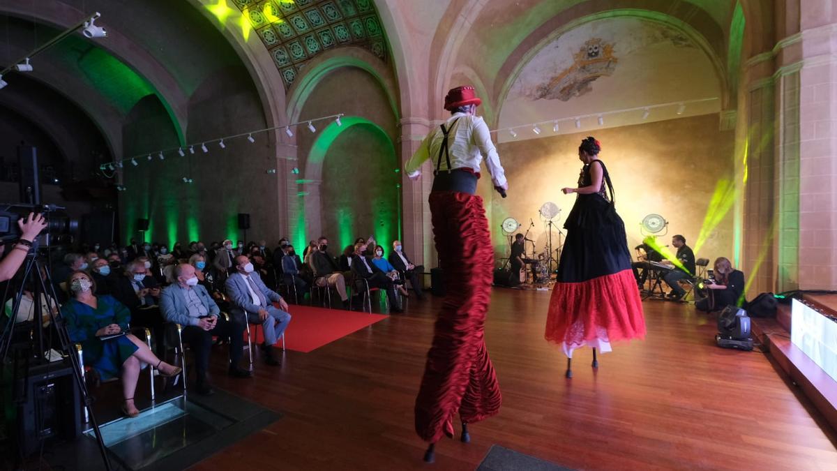 Un momento de la gala en la iglesia de Santa catalina, amenizada por Insólita.