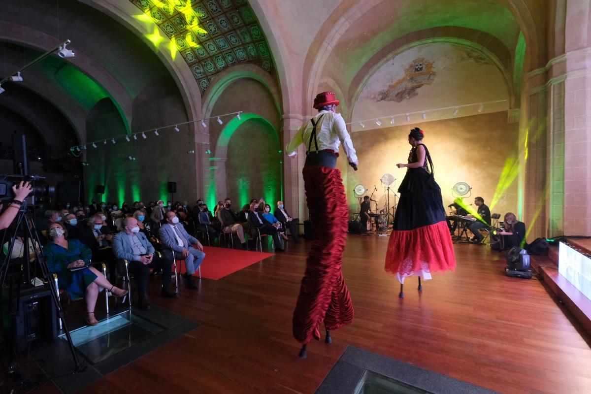 Un momento de la gala en la iglesia de Santa catalina, amenizada por Insólita.