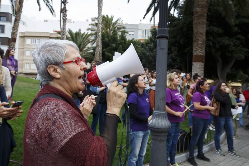 19.06.18. Las Palmas de Gran Canaria.  Un centenar de personas se concentran en Las Palmas de Gran Canaria para mostrar su rechazo ante la puesta en libertad provisional de 'La Manada'. Plaza de La Feria. Foto Quique Curbelo  | 21/06/2018 | Fotógrafo: Quique Curbelo