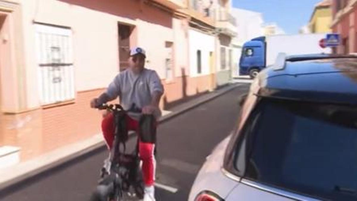 Momento en el que Kiko Rivera llegaba a su casa montado en una bicicleta eléctrica
