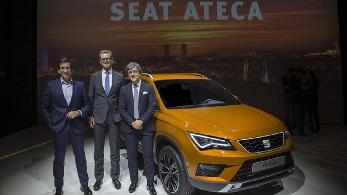 De derecha a izquierda, Luca de Meo, presidente de Seat,  Matthias Rabe, vicepresidente de I+D, y Alejandro Mesonero, director de diseno. junto al nuevo modelo Ateca.