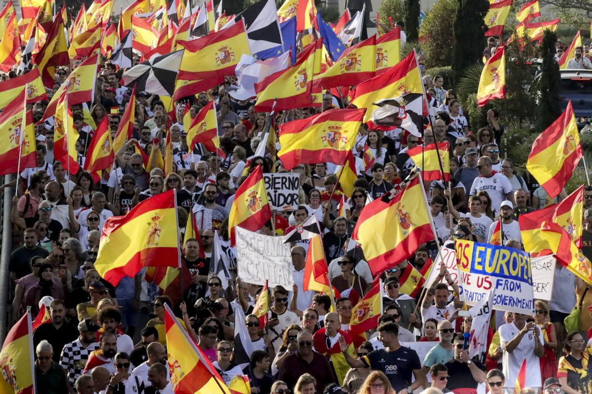 Asistentes a la manifestación con motivo del Día de Ceuta, convocada este miércoles ante todos los ayuntamientos de España. Asistentes a la manifestación con motivo del Día de Ceuta, convocada este miércoles ante todos los ayuntamientos de España.