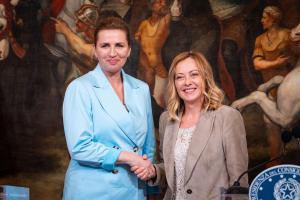 Italia y Dinamarca rechazan "la inmigración descontrolada" y piden centros de repatriación. En la foto, la primera ministra de Dinamarca, Mette Frederiksenrime, y la primera ministra italiana, Giorgia Meloni. / Stefano Costantino / Europa Press / Contacto