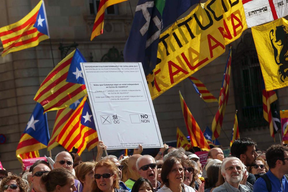 Manifestació d'alcaldes a favor del referèndum