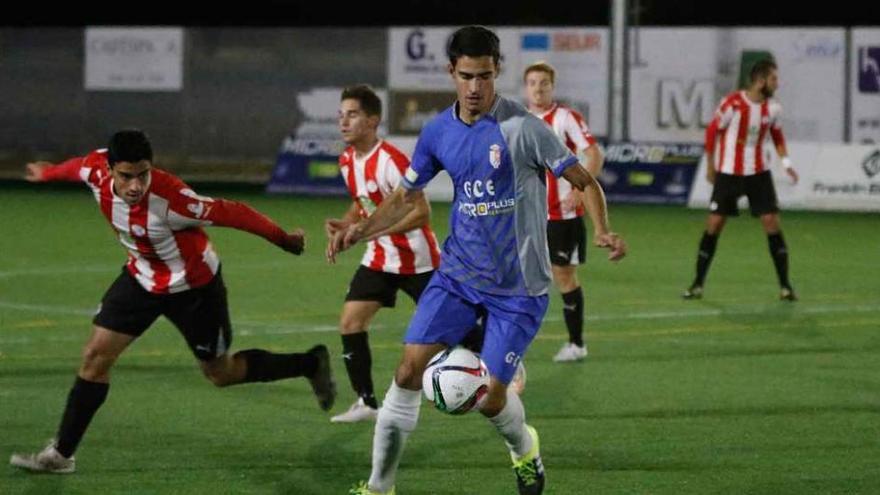 Gallego, del GCE Villaralbo, controla el balón ante varios jugadores del Zamora CF.