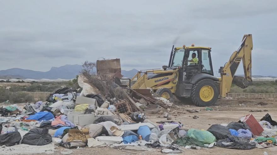 San Vicente retira 53 toneladas de basura el primer día de la campaña contra más de 50 vertederos ilegales