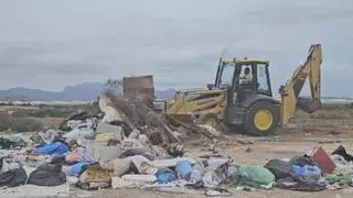 San Vicente retira 53 toneladas de basura el primer día de la campaña contra más de 50 vertederos ilegales