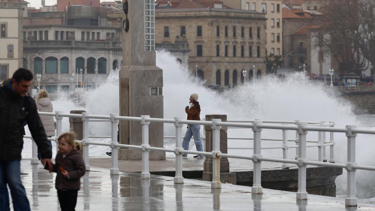 "No cometas imprudencias por hacer una foto": el aviso de Emergencias a los asturianos ante la alerta naranja por olas de 8 metros