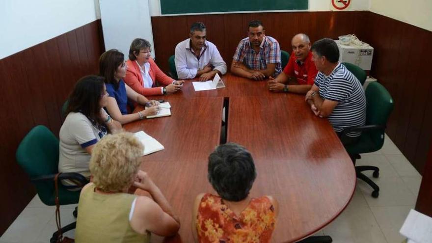 La conselleira, con miembros de su departamento y de la cofradía, ayer en Aldán. // Gonzalo Núñez