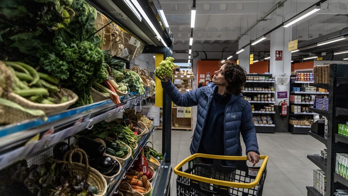 Una mujer compra en un supermercado de Barcelona