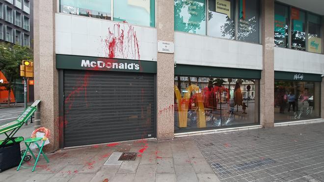 Vandalizan con pintura roja un McDonald's de la Rambla de Badal de Barcelona