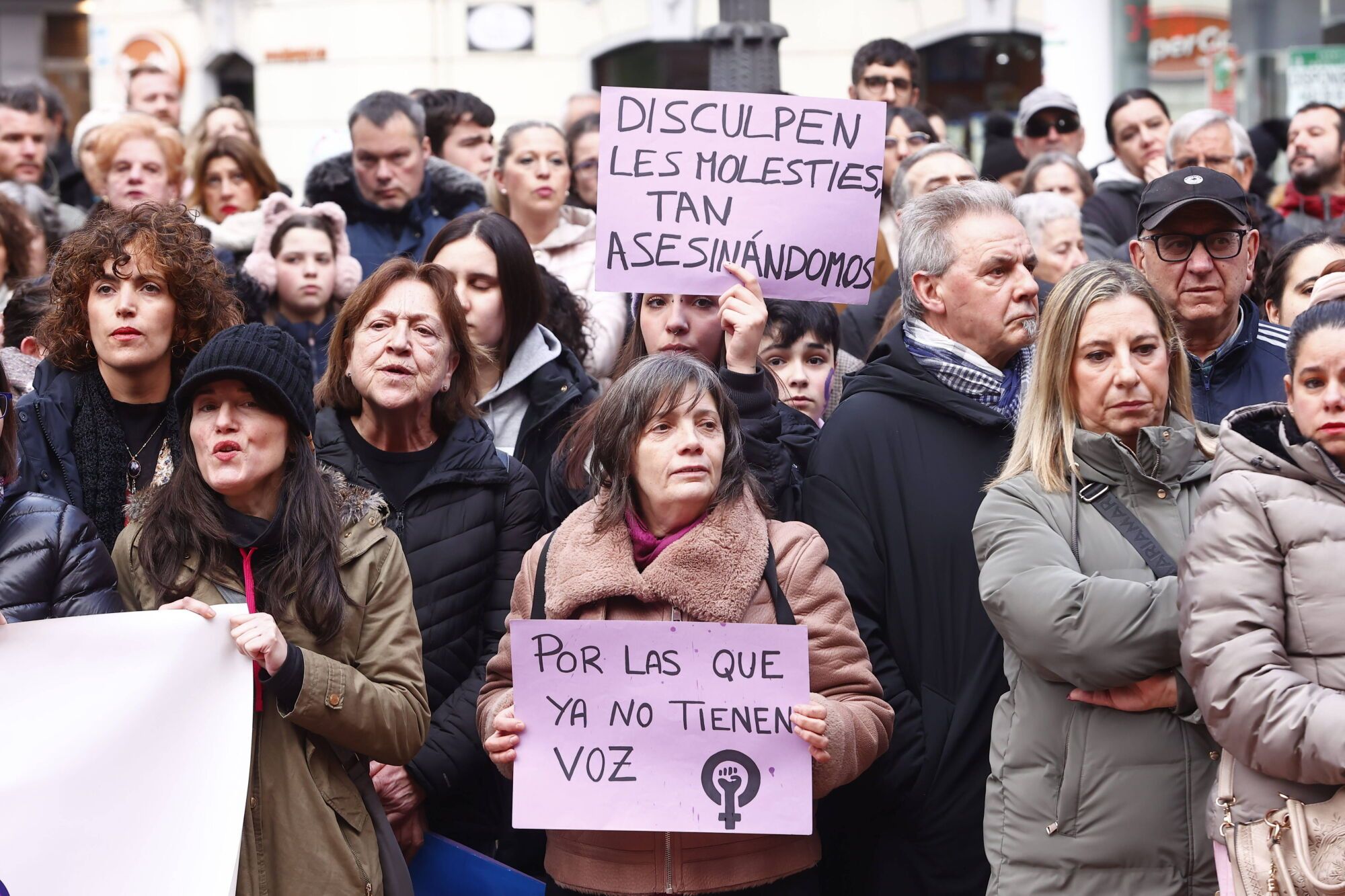 Multitudinaria manifestación en Langreo de repulsa por la muerte de Karilenia