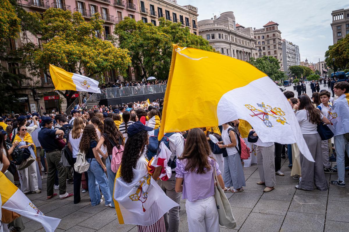 Fieles esperan en la catedral de Barcelona la llegada del papa León XIV