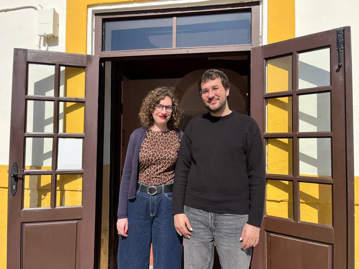 La concejala de Cambiemos, Leticia Pertegal y el concejal socialista Juan López, en el acceso a la casa museo Miguel Hernández