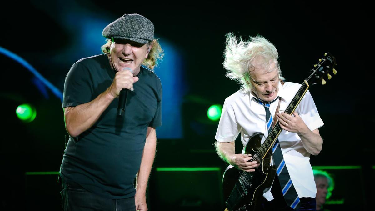 Brian Johnson (cantante) y Angus Young (guitarra), en un concierto de AC/DC.