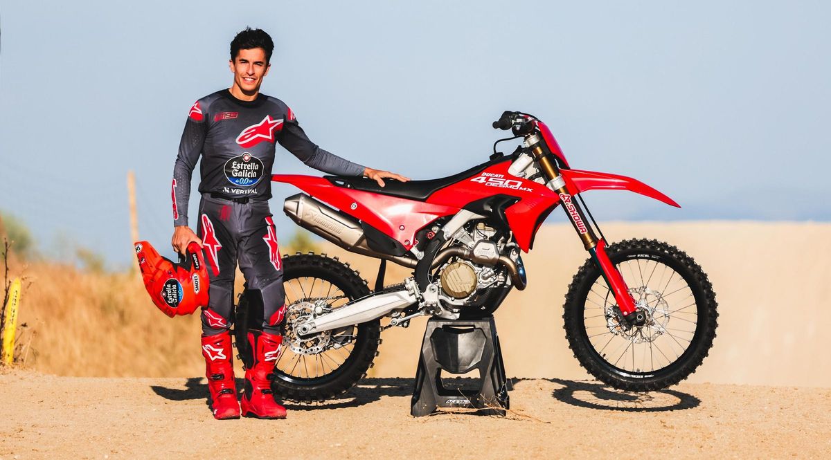 Marc Márquez estrenó el jueves, en un circuito de Brunete, la Ducati450 MX de cross, que le acaba de regalar la fábrica italiana.