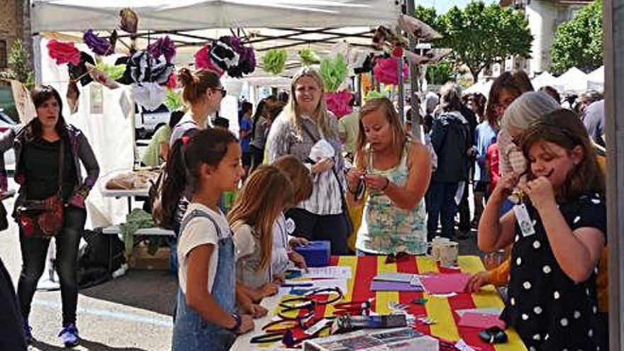 Venedors i visitants en una de les darreres edicions del Mercat de Cooperatives de Berga