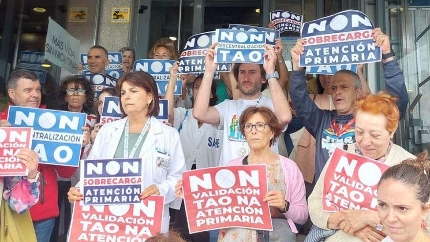 Protestas de sanitarios a las puertas de la Casa del Mar de A Coruña. | LOC