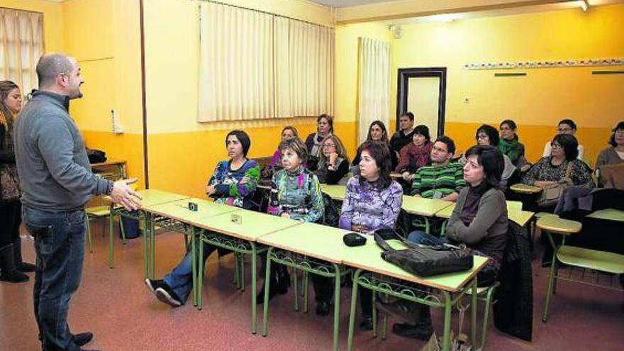 Daniel García Ron ofrece explicaciones a los profesores visitantes del programa «Una empresa en mi escuela».