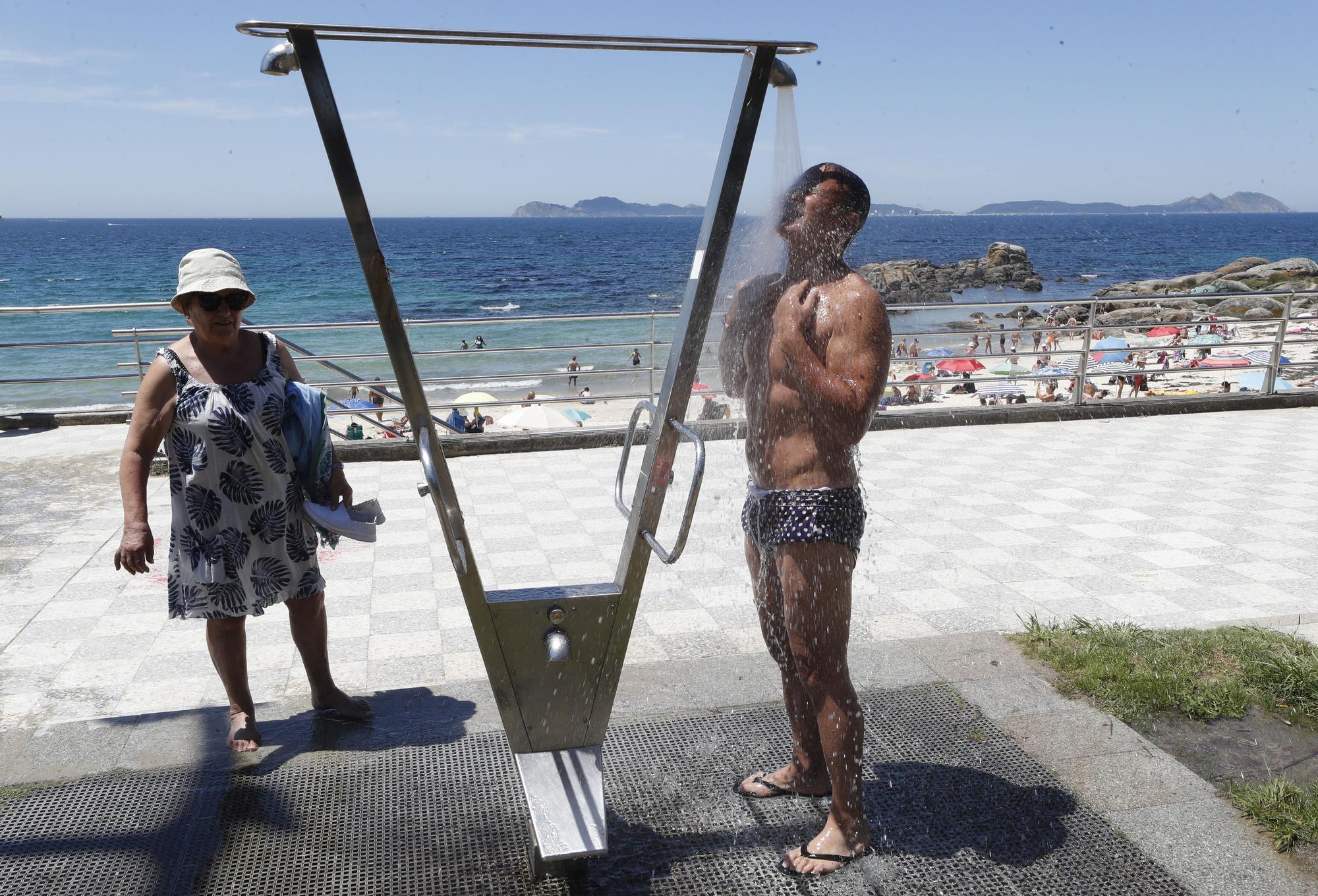 Plaga de sombrillas en Samil, con los termómetros superando los 35 grados