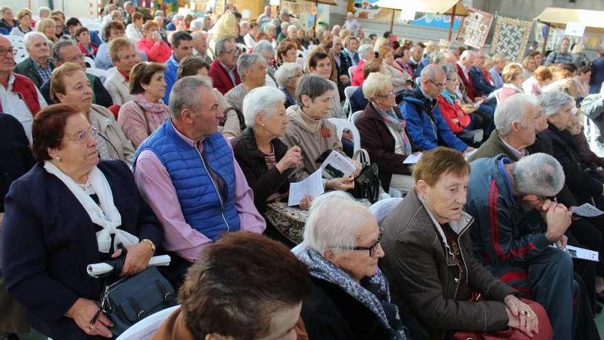 Mayores asistentes al acto, celebrado en el polideportivo taramundés.