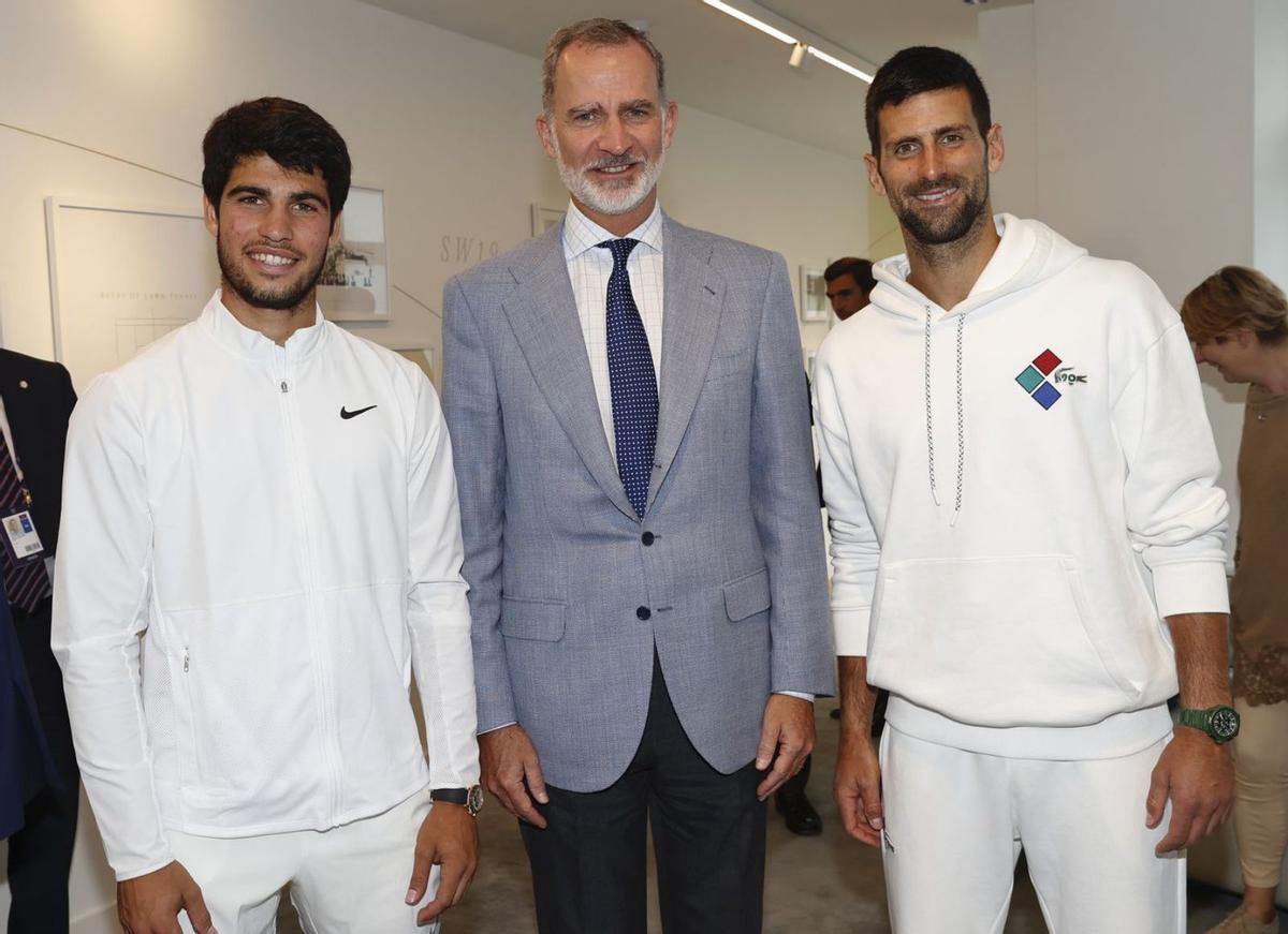 El rey Felipe VI posa con Alcaraz y Djokovic. |  // EFE