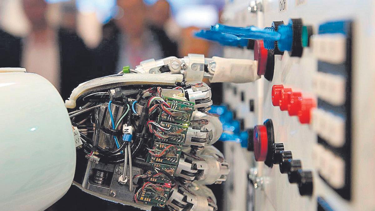 La mà d’un robot  que funciona amb  intel·ligència artificial.
