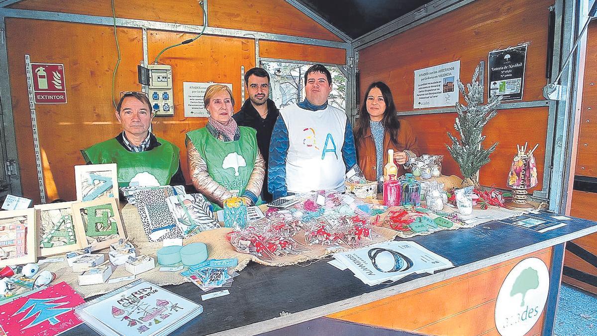 Personas voluntarias en un puesto de venta del rastrillo de Atades, en la edición del año pasado.
