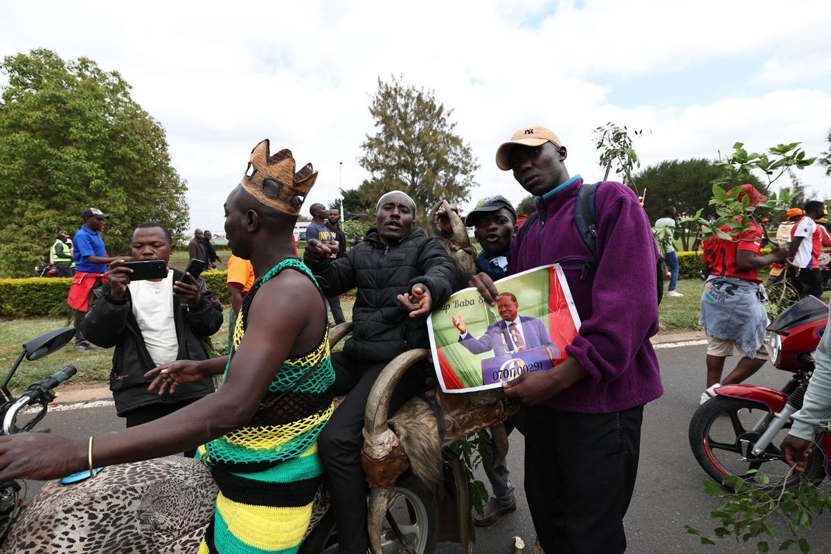 FORMER PRIME MINISTER ODINGA PAS (Kenya), 16/10/2025.- Supporters of the late former Kenyan Prime Minister Raila Odinga react while waiting for his body to arrive at Jomo Kenyatta International Airport in Nairobi, 16 October 2025. Odinga, 80, who spent many years as an opposition leader, passed away in India on 15 October 2025 while receiving medical treatment. (Kenia) EFE/EPA/DANIEL IRUNGU