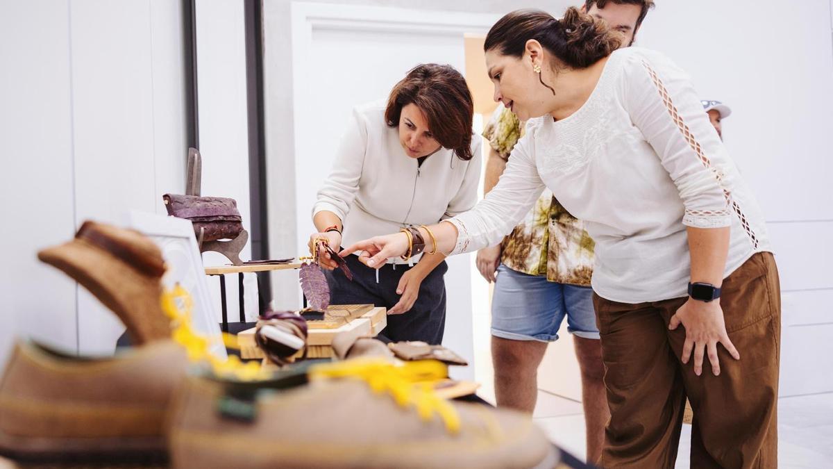 La consejera Minerva Alonso conoce el tejido hecho con fibra vegetal.