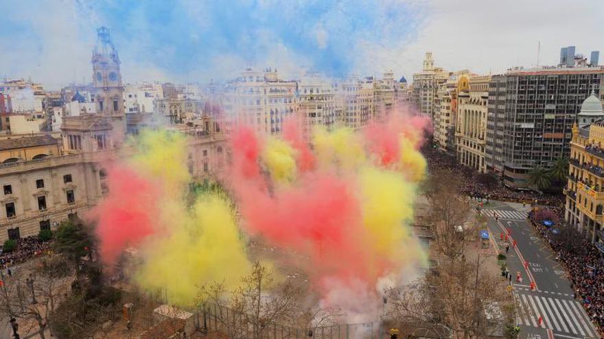 Impresionante panorámica de la &quot;mascletà&quot; disparada por Ricasa.