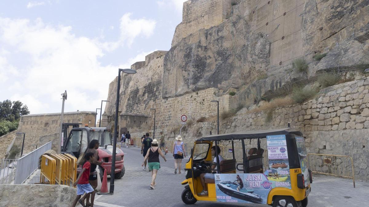 Otro verano sin reglas para los tuctucs en Alicante