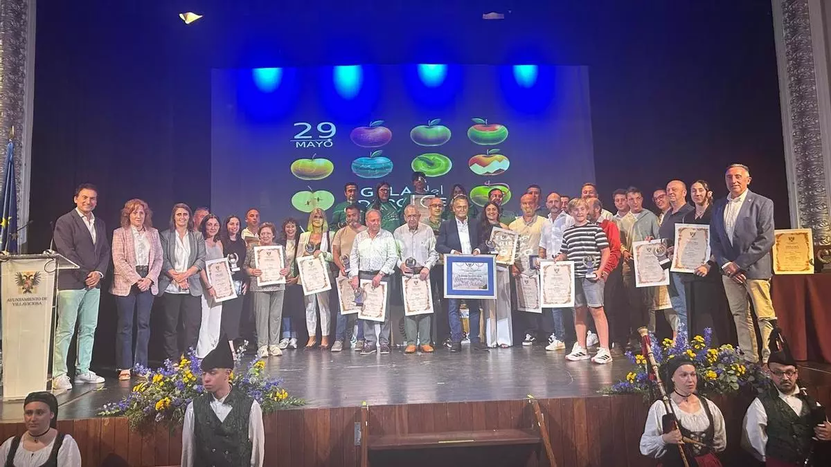 Manuel Villazón, un premio y una gran ovación en la Gala del Deporte de Villaviciosa por sus cuatro décadas de dedicación al atletismo
