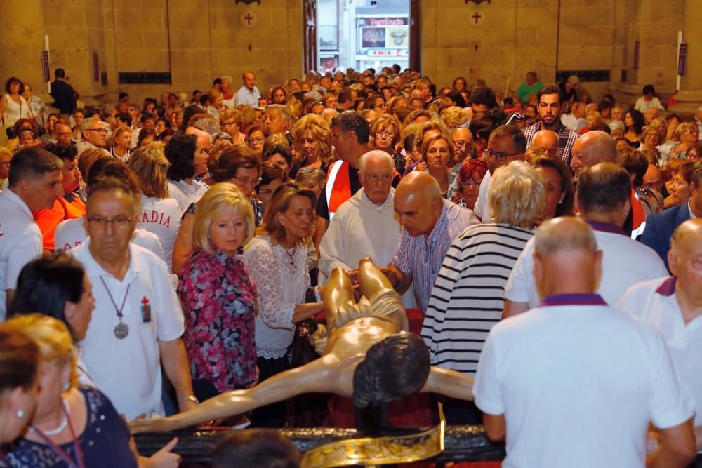 Cientos de vigueses le rindieron tributo al Cristo de la Victoria después de que una veintena de costaleros lo bajasen a hombros.