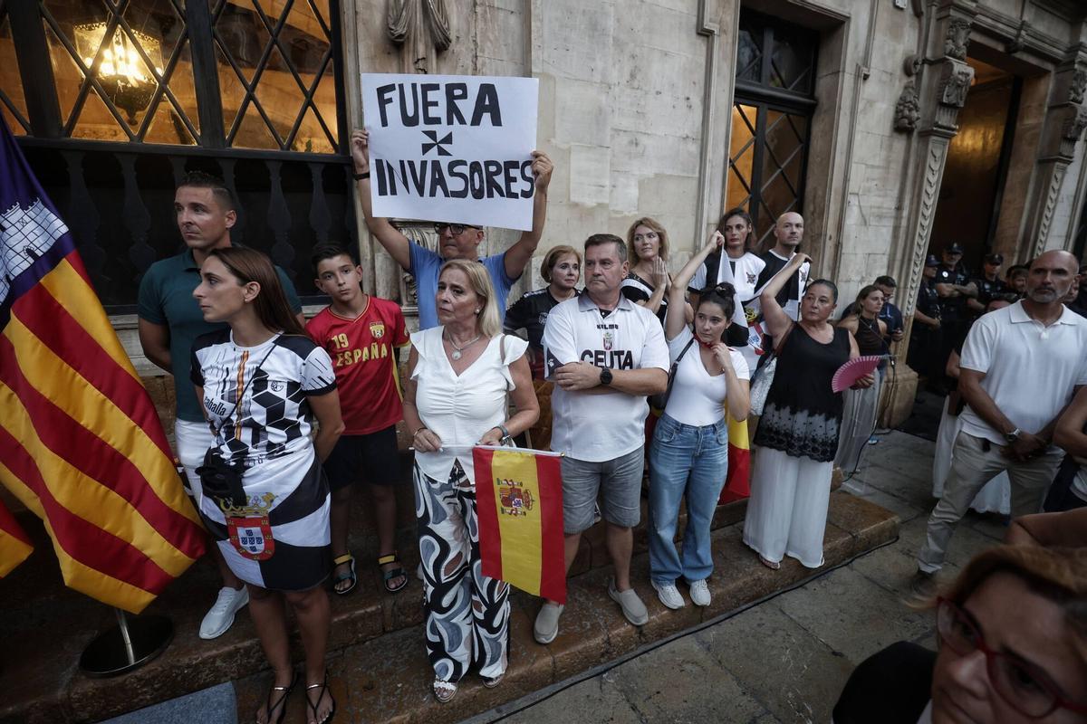 Imágenes de la manifestación en Cort, Palma, en apoyo a Ceuta
