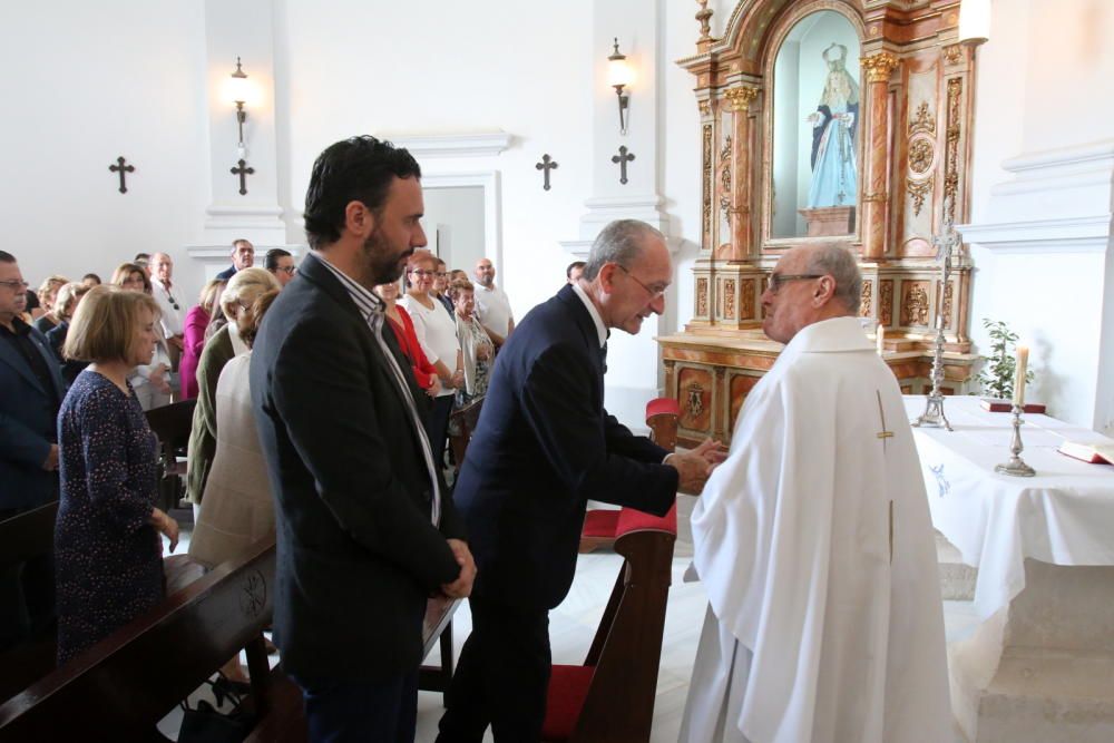 Los malagueños acuden a los cementerios para adecentar y embellecer las lápidas de sus seres queridos.