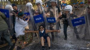 La policía intenta desalojar a los vecinos que protestan contra la deforestación del bosque de Akbelen.