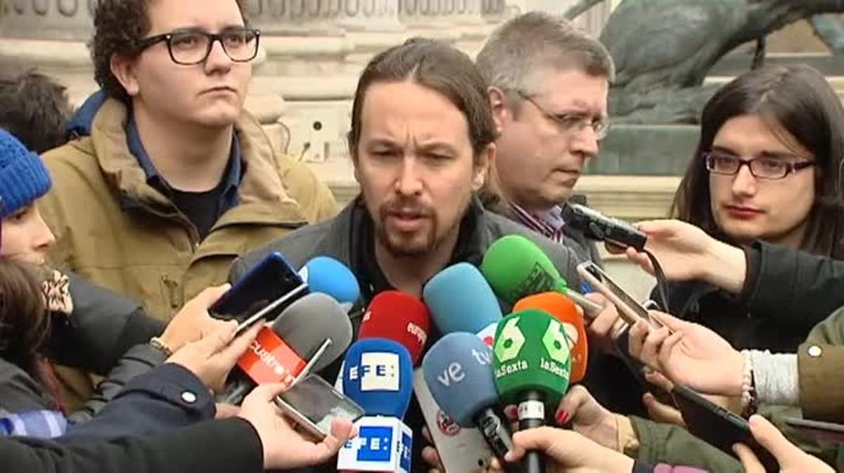 El líder de Podem, Pablo Iglesias, fa declaracions als mitjans de comunicació.