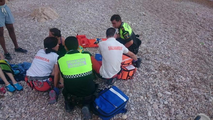 Rescatan a una menor tras saltar al mar en el acantilado del Moraig de Benitatxell