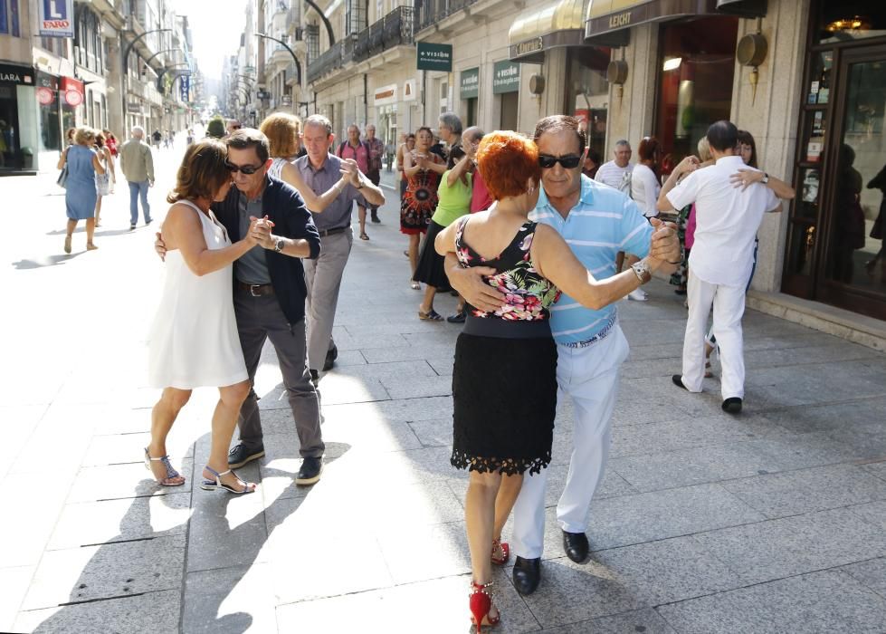 La calle Príncipe acoge el X Encuentro de Tango de Galicia en el que participaron 150 bailarines.