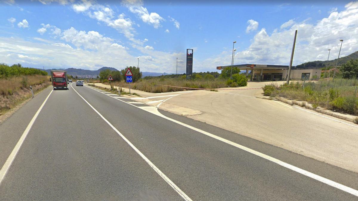 Imagen en Google Maps de la gasolinera abandonada cercana al lugar donde dejaron el coche en llamas, en Xàtiva.