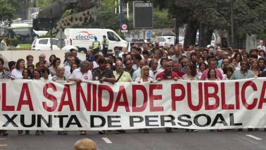 Manifestación celebrada ayer para reclamar la gratuidad del parking en el Álvaro Cunqueiro. // Adrián Irago