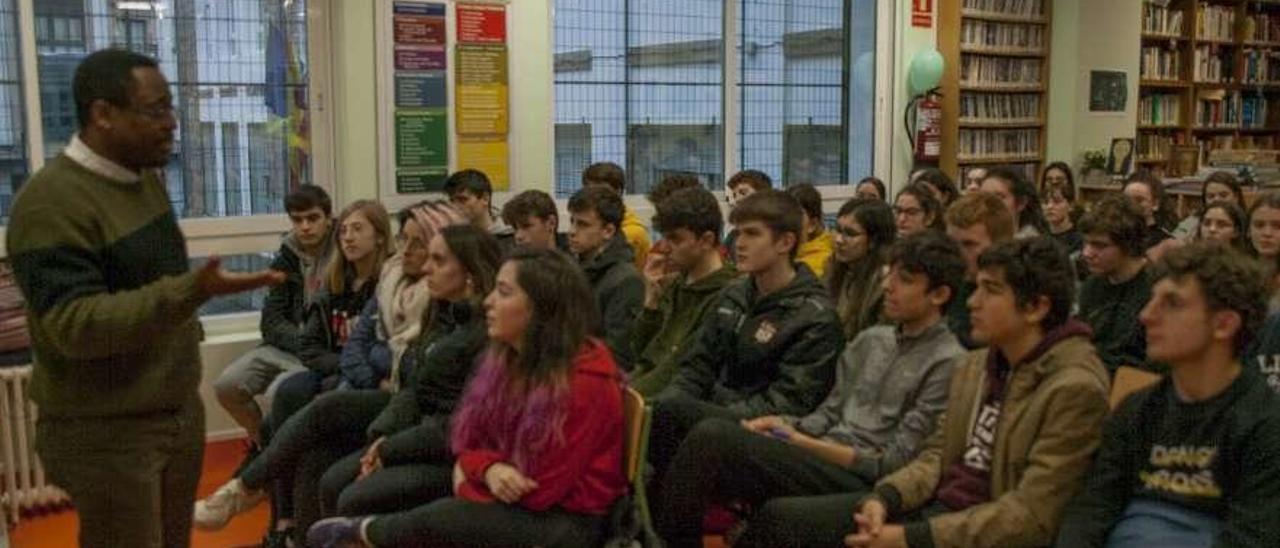 Alfredo Okenve, durante su encuentro con los estudiantes del instituto Laxeiro. // Bernabé/Ana Agra