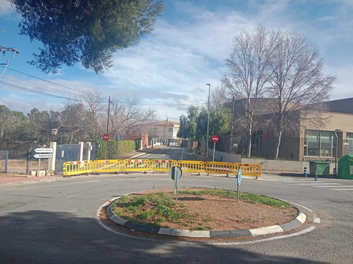 Acceso cortado al colegio desde hace años por las obras de reforma que llevan paralizadas desde 2023