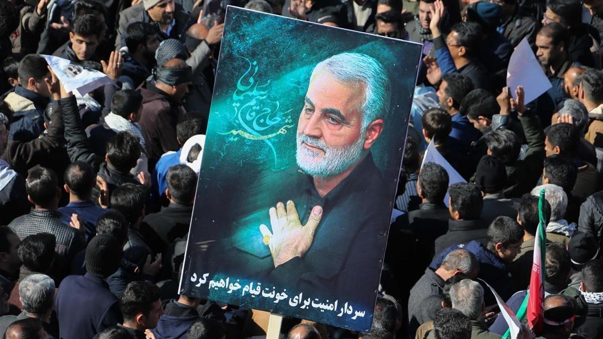 Miles de personas participan en el cortejo fúnebre de Soleimani en Kerman, su ciudad natal.
