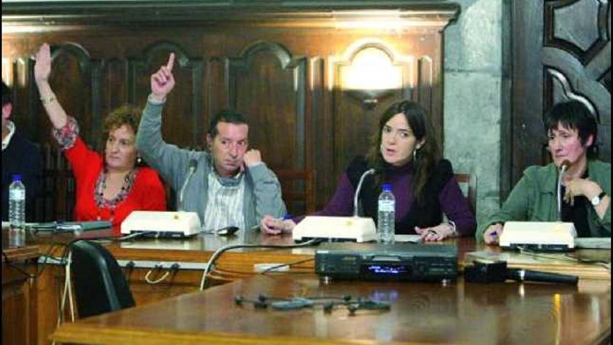 Concejales socialistas votan a mano alzada la moción contra la alcaldesa de Mondragón, primera por la derecha.
