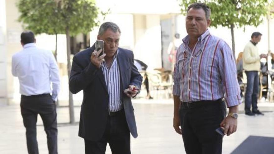 Los hermanos José Vicente (izquierda) y Rafael Gregory, ayer a la entrada de la Audiencia.