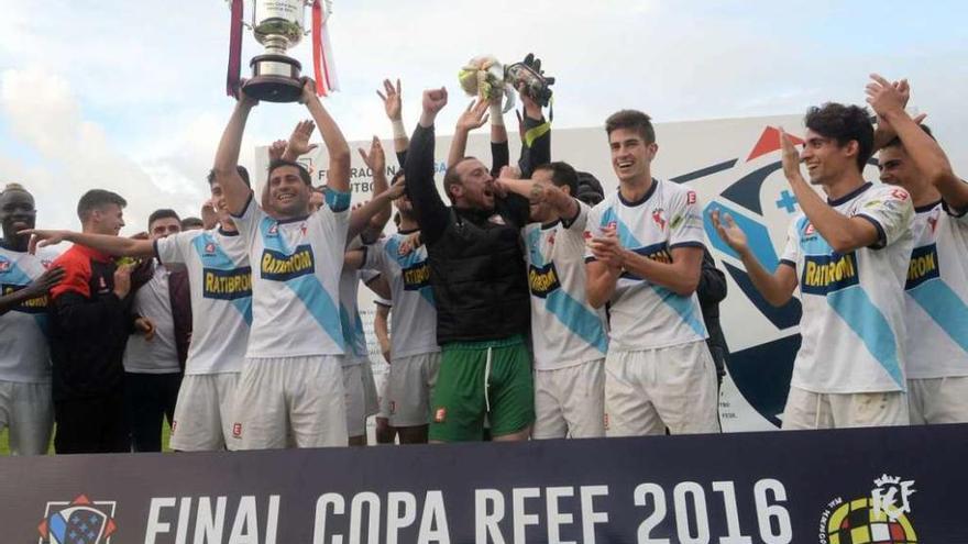 Rivas, como capitán del equipo, fue el encargado de levantar la Copa Federación en Burgáns. // Noé Parga