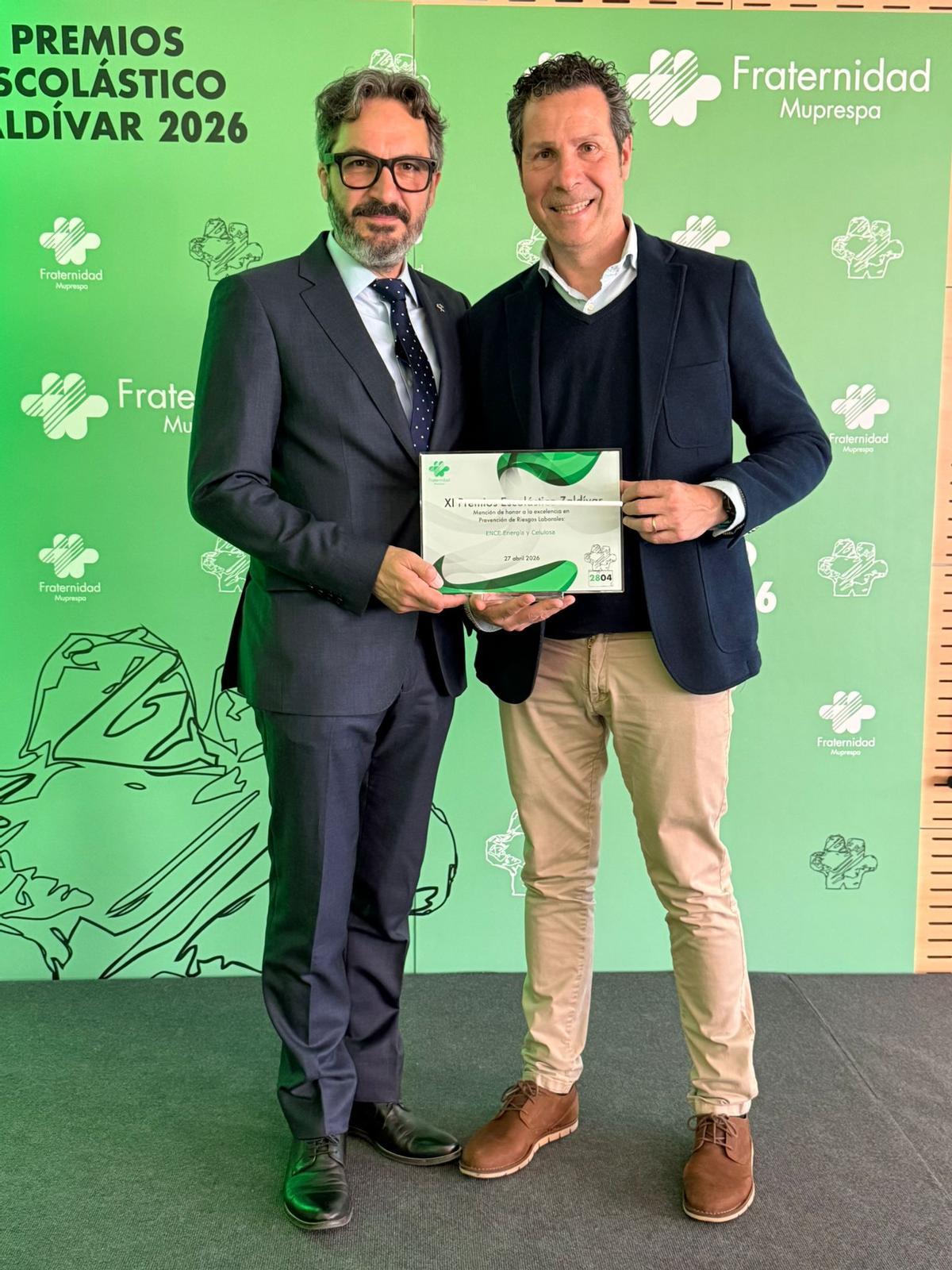 Juan Ibañez (dcha.), director del Servicio de Prevención Mancomunado del Grupo Ence y de Sostenibilidad, Seguridad, Salud Laboral y Medioambiente de Celulosa, en el acto recogiendo el reconocimiento